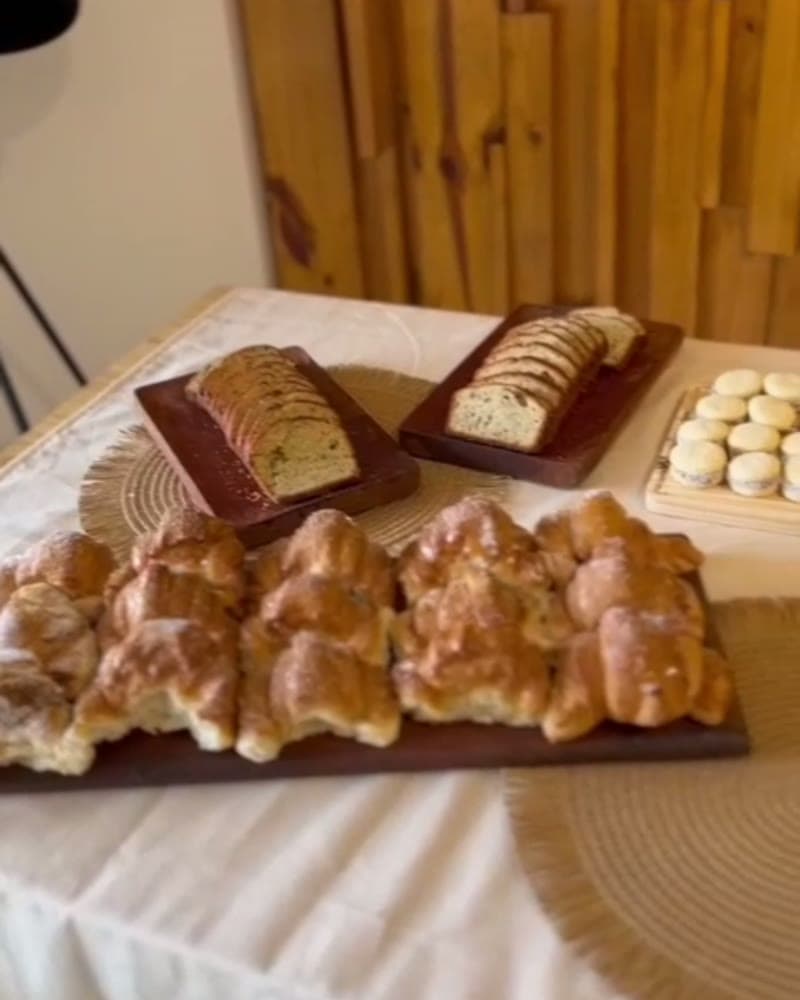 Mesa dulce con budines, alfajores y facturas servida por Salguero Gourmet en un evento