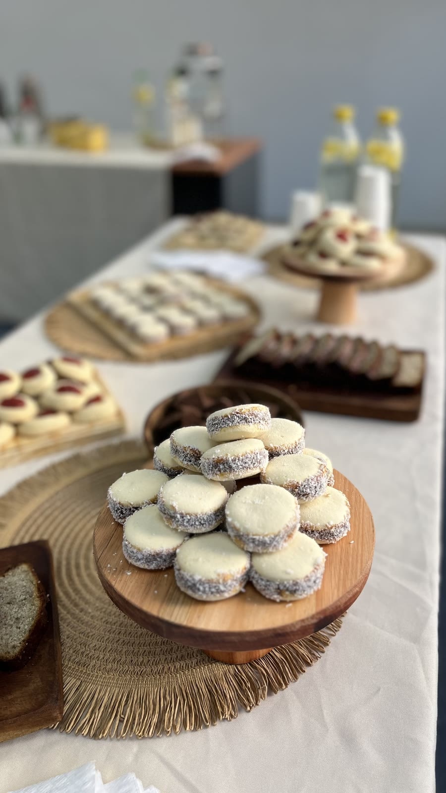 Mesa dulce con alfajores de maicena, pepas y brownies en un evento