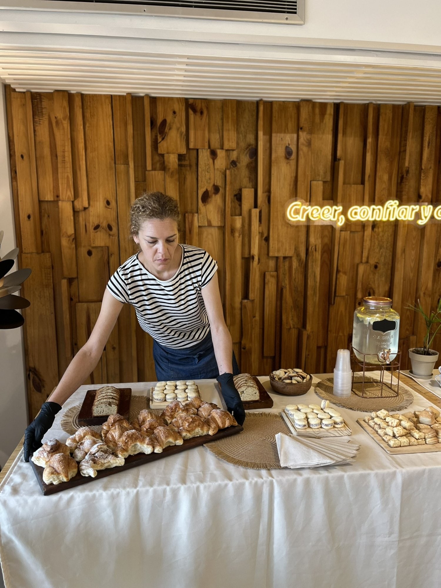 Flor sirviendo en la mesa de un evento de Salguero Gourmet