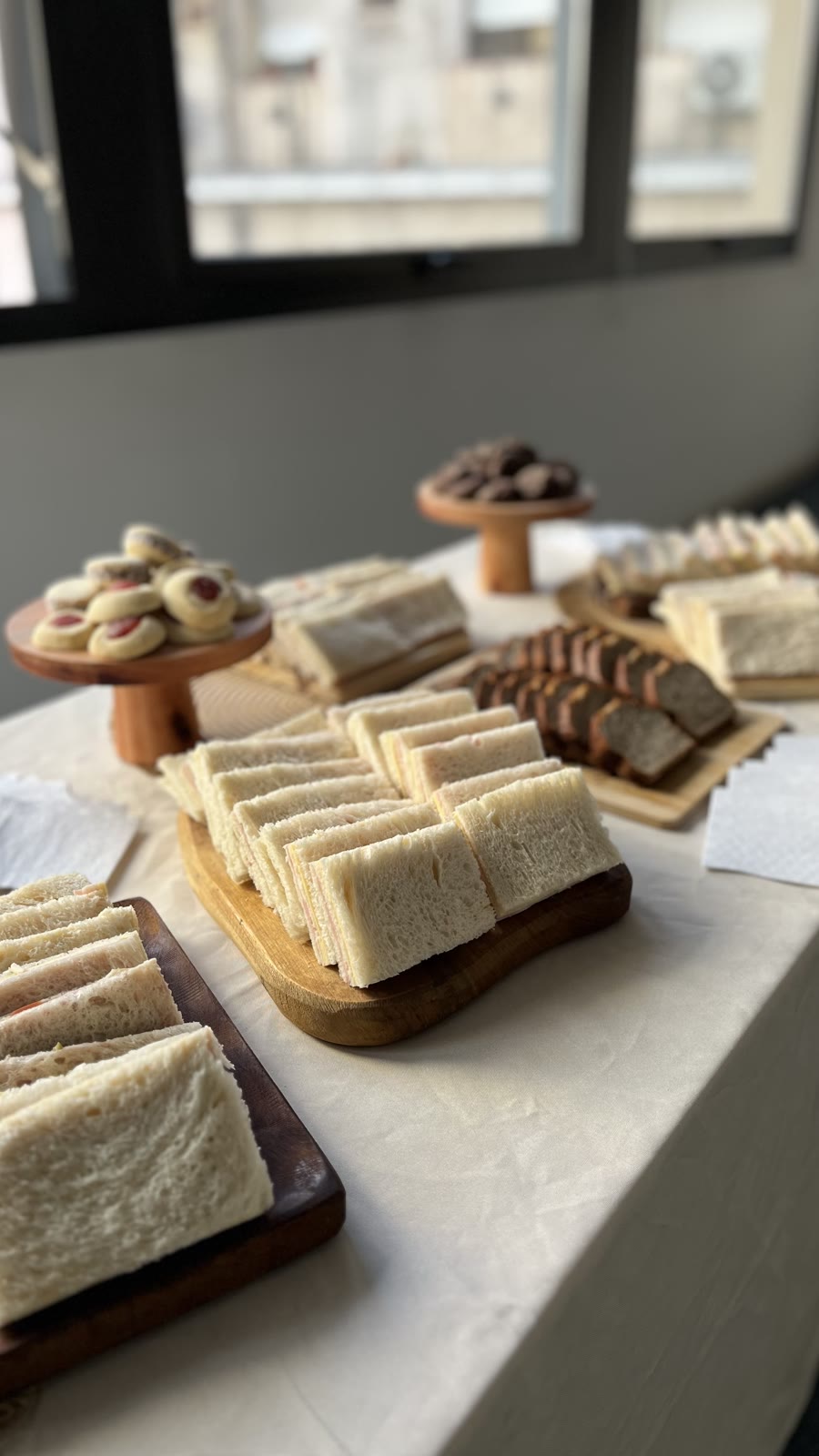 Coffee break con sándwiches, mesa dulce y pastelería