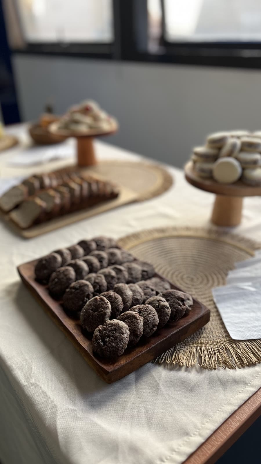 Cookies caseras sobre una tabla de madera