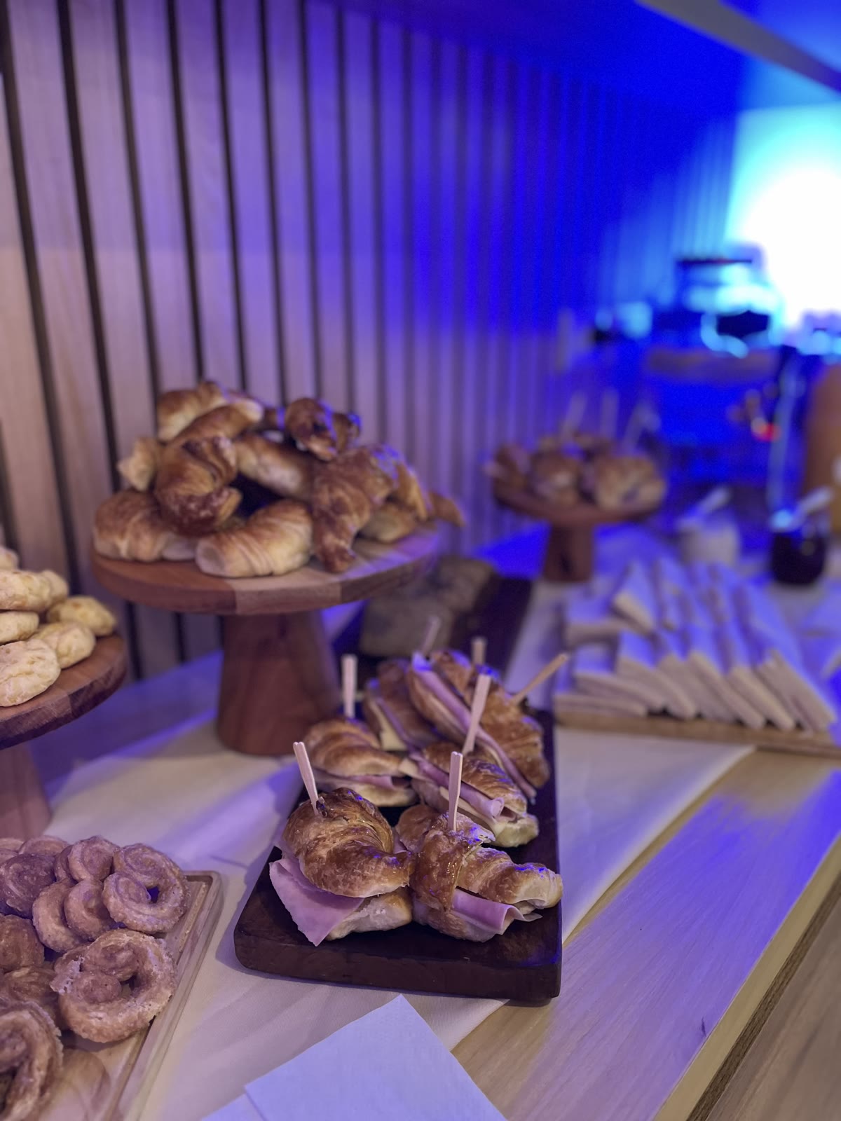 Facturas en pedestales con luz azul en un evento de noche