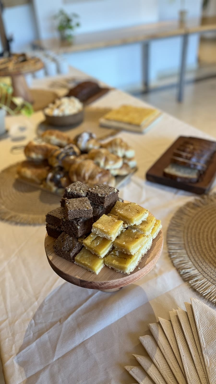 Mesa dulce con brownies, cuadrados de limón y budín
