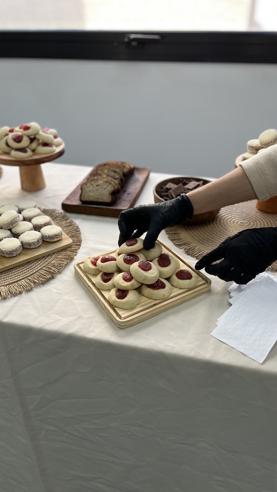 Armando pastelería a mano sobre la mesa dulce